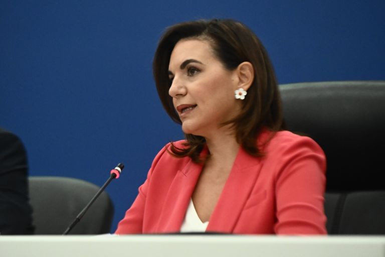 Όλγα Κεφαλογιάννη έξω από την Ευελπίδων: «Είμαι εδώ μόνο για τα παιδιά μου» [vid]