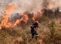Επί τρεις συνεχόμενες ημέρες καίει η φωτιά στο Ξυλόκαστρο: Πύρινο μέτωπο 30 χλμ.