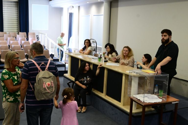 Εικόνες από τον κόσμο του ΠΑΣΟΚ: 181.657 άτομα έχουν ψηφίσει μέχρι τώρα [vid]