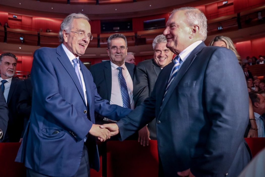 Νέα κοινή εμφάνιση Καραμανλή – Σαμαρά στα βραβεία του Επαγγελματικού Επιμελητηρίου Αθηνών