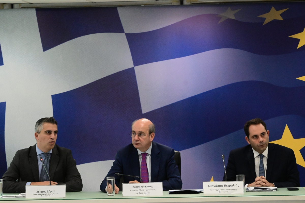 Χατζηδάκης: Το νέο φορολογικό νομοσχέδιο – Τι αλλάζει σε τέλος επιτηδεύματος, ΕΝΦΙΑ, φιλοδωρήματα