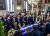 «Καλό ταξίδι»: Το τελευταίο αντίο στη Βάσω Παπανδρέου στο Αίγιο