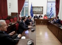 Επί τρεις ώρες ο Γεραπετρίτης ενημέρωνε «γαλάζιους» βουλευτές για τα εθνικά θέματα