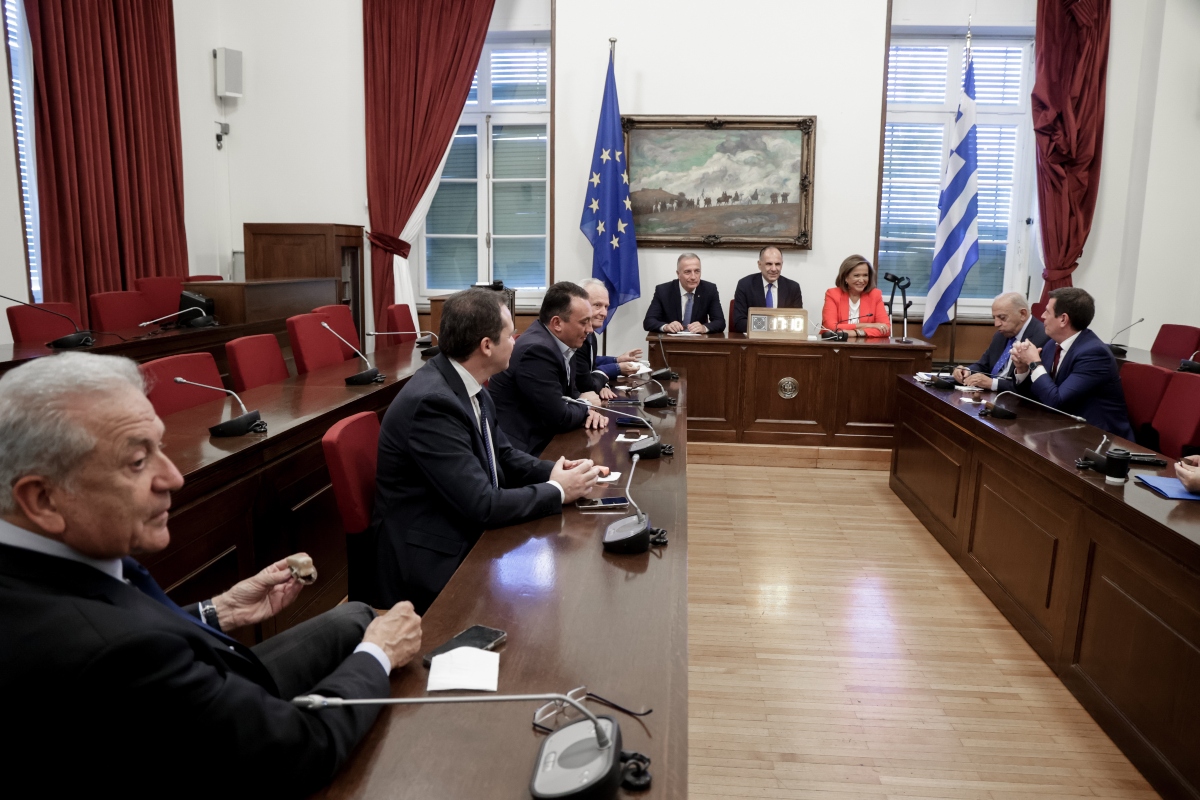 Επί τρεις ώρες ο Γεραπετρίτης ενημέρωνε «γαλάζιους» βουλευτές για τα εθνικά θέματα