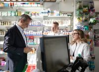 Mitsotakis: Visited a pharmacy in central Athens to obtain a self-test for colon cancer