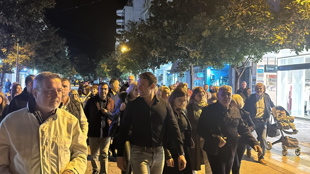 Επική ατάκα Κασσελάκη σε πολίτη για Κουμουνδούρου: “Σιγά τα θηρία”