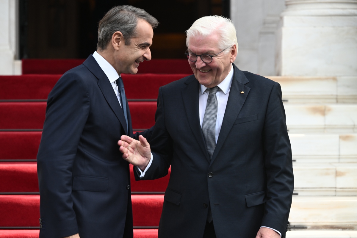 Μητσοτάκης σε Σταϊνμάιερ: Παραμένει ζωντανό το θέμα των γερμανικών επανορθώσεων