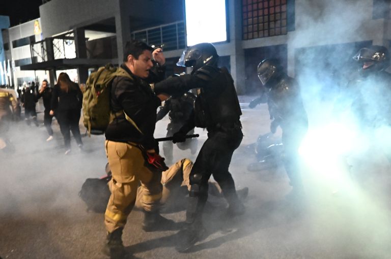 Η ανακοίνωση της ΕΛ.ΑΣ. για τα επεισόδια με τους πυροσβέστες: Τους δόθηκε προθεσμία να εκκενώσουν