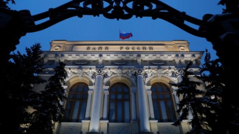 Ρωσία: Η κεντρική τράπεζα “εξετάζει” νέα άνοδο των επιτοκίων