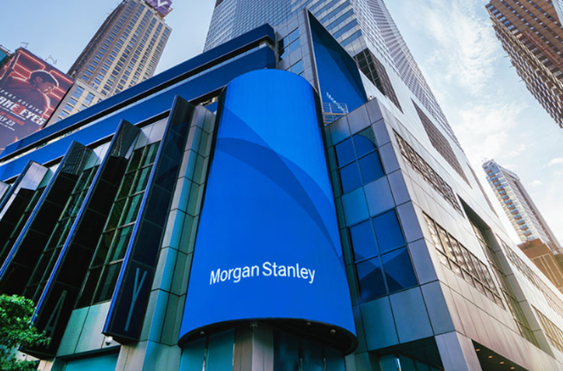 Μorgan Stanley: Χαμηλώνει τον πήχη για τις ελληνικές τράπεζες – Οι νέες τιμές-στόχοι