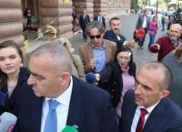 Επίθεση με αυγά στον Φρέντη Μπελέρη στα Τίρανα [vid]