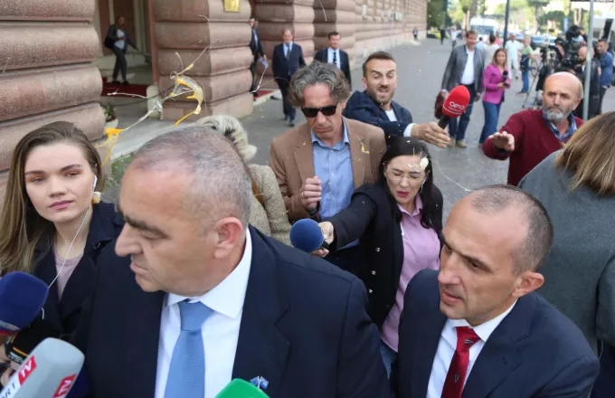 Επίθεση με αυγά στον Φρέντη Μπελέρη στα Τίρανα [vid]