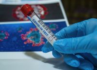 Covid-19: Δημιουργεί βλάβες στην περιοχή του εγκεφάλου που σχετίζονται με δύσπνοια, κόπωση, άγχος