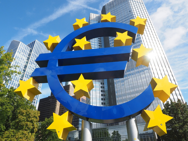 Ευρωζώνη: «Φρένο» στις μειώσεις των επιτοκίων η προσωρινή επιτάχυνση του πληθωρισμού