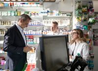 Μητσοτάκης:Προμηθεύτηκε self-test για τον καρκίνο του παχέος εντέρου-Η επίσκεψη του πρωθυπουργού σε φαρμακείο