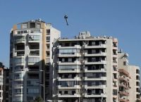 Μπαράζ επιθέσεων στη Βηρυτό από μαχητικά του Ισραήλ -H στιγμή που ισοπεδώνεται κτίριο από πύραυλο