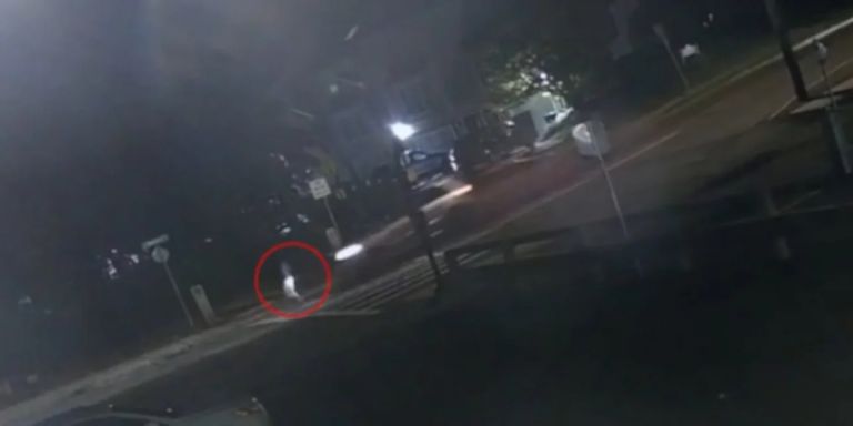 Ηρωίδα γιαγιά έσπρωξε την εγγονή της για να μην την παρασύρει ΙΧ, χτύπησε την ίδια [vid]