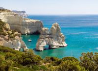 Ποιο είναι το ελληνικό «νησί των χρωμάτων» με τις 70 παραλίες και το σεληνιακό τοπίο