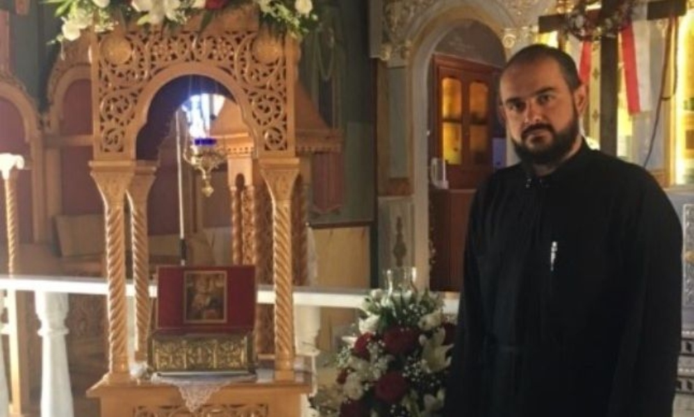 Αγρίνιο: Ιερέας σώζει ηλικιωμένη από τα «νύχια» απατεώνων – Πήγαν να της κλέψουν 10.000 ευρώ