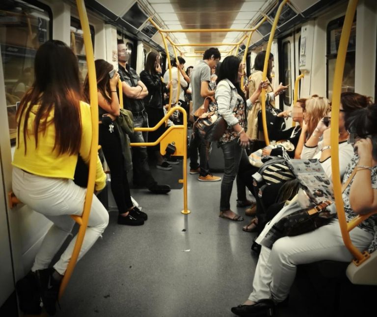 Ασφυξία στα μέσα μεταφοράς με αύξηση επιβατών και μείωση δρομολογίων