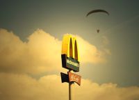 McDonald’s: Σε κόντρα με όλους – Κατηγορίες για καρτέλ στο κρέας