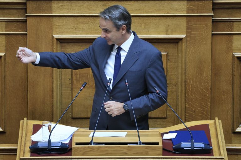 Up to 50% lower commissions in banks – What Mitsotakis will announce in Parliament