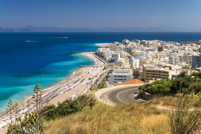 Voucher Τουρισμού – Επίδομα 1.250 ευρώ: Ποιοι το δικαιούνται [Αναλυτική λίστα]
