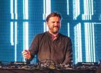 O βασιλιάς της tech house Solomun σε ένα αργό και χωρίς κορυφώσεις σετ