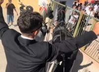 Μαθητής εξελέγη πρόεδρος στο 15μελές και πήγε στο σχολείο με κοστούμι και γραβάτα πάνω σε… άμαξα Μαθητής εξελέγη πρόεδρος στο 15μελές και πήγε στο σχολείο με κοστούμι και γραβάτα πάνω σε… άμαξα