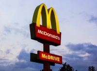 McDonald’s: Επικίνδυνο βακτήριο σε μπέργκερ, ένας νεκρός – Βουτιά 8% για τη μετοχή