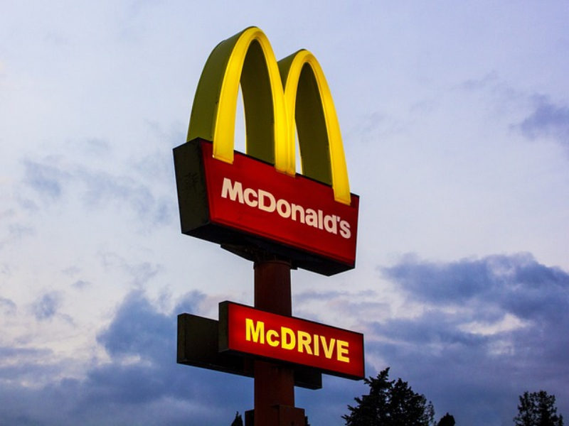 McDonald’s: Επικίνδυνο βακτήριο σε μπέργκερ, ένας νεκρός – Βουτιά 8% για τη μετοχή