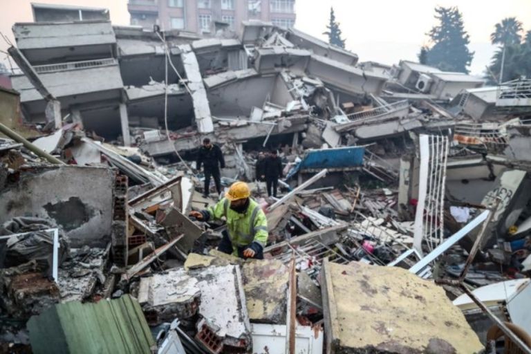 Τρία κτίρια κατέρρευσαν από τον σεισμό των 5,9 Ρίχτερ στην Τουρκία, τι λένε οι ειδικοί [vid]