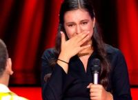 The Voice: Παίκτρια κατέρρευσε στη σκηνή και ο Μαζωνάκης έτρεξε κοντά της [vid]