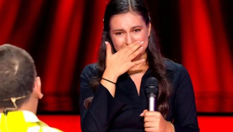 The Voice: Παίκτρια κατέρρευσε στη σκηνή και ο Μαζωνάκης έτρεξε κοντά της [vid]