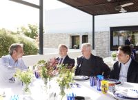 PM Mitsotakis Hosts US Senators for Work Breakfast in Crete