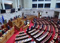 Βουλή: «Πρεμιέρα» στη μάχη κυβέρνησης και ΠΑΣΟΚ