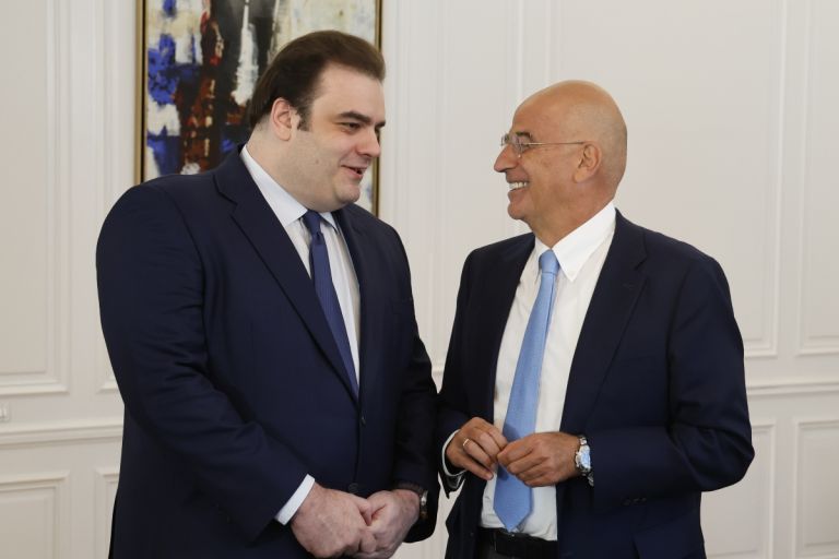 Στρατιωτικές σχολές: Δένδιας-Πιερρακάκης αποφασίζουν τα μέτρα για να «τονωθούν» οι εισαγωγές