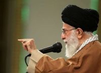Ο Χαμενεΐ μεταξύ προκλητικότητας και αποκλιμάκωσης μετά την πυραυλική ομοβροντία