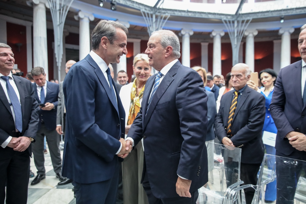 Το Μαξίμου διαχωρίζει τον Καραμανλή από τον Σαμαρά