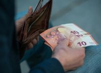 Τέσσερα στα δέκα νοικοκυριά ξοδεύουν περισσότερα από τα εισοδήματά τους