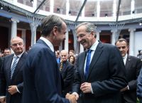 Η κυβέρνηση ρίχνει τους τόνους στην κόντρα Μητσοτάκη – Σαμαρά Η κυβέρνηση ρίχνει τους τόνους στην κόντρα Μητσοτάκη – Σαμαρά