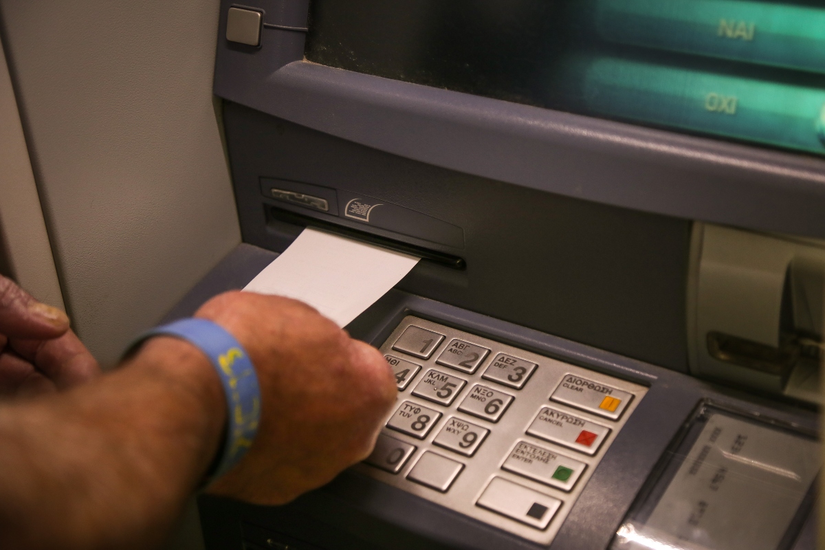 Σε επίπεδο ρεκόρ ο αριθμός των καρτών στην Ελλάδα – Τις χρησιμοποιούν ακόμα και για μικρές αγορές