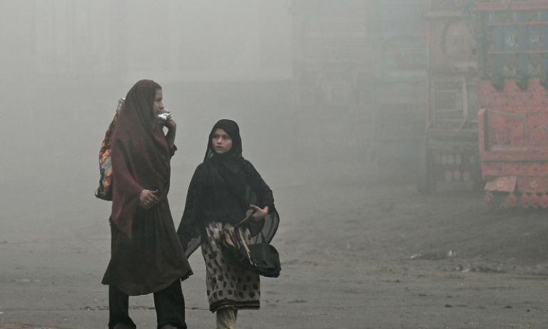 Πακιστάν: Το τοξικό νέφος απειλεί την υγεία των κατοίκων – Έκτακτα μέτρα και για τα καταστήματα [vid,pic]