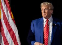 Τραμπ: Με διατάγματα απολύει τρανς άτομα από τον στρατό και φέρνει πίσω τους αντιεμβολιαστές