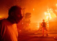 Καλιφόρνια: Τεράστιες καταστροφές από την εφιαλτική φωτιά – Χιλιάδες εγκαταλείπουν την περιοχή
