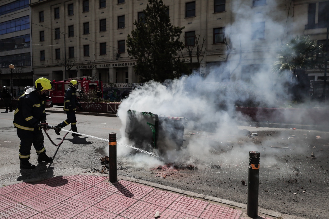 Κλειστή η Πατησίων λόγω επεισοδίων – Έσπασαν τζαμαρία, έβαλαν φωτιά σε κάδο