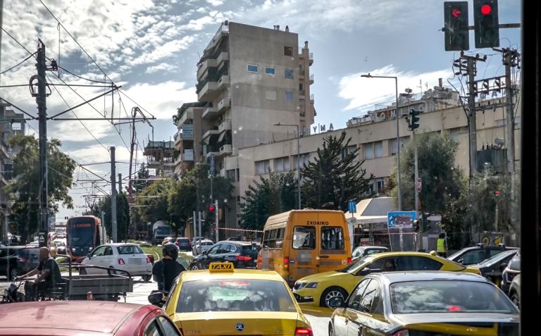 ΑΑΔΕ: Προθεσμία έως 26/2 για την πληρωμή των τελών κυκλοφορίας