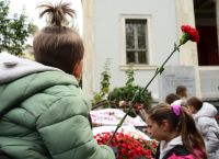 Πολυτεχνείο: Κόσμος όλων των ηλικιών αφήνει λουλούδια και ζωγραφιές -Οι κυκλοφοριακές ρυθμίσεις που ισχύουν Πολυτεχνείο: Κόσμος όλων των ηλικιών αφήνει λουλούδια και ζωγραφιές -Οι κυκλοφοριακές ρυθμίσεις που ισχύουν