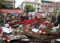 Υπό βροχή άνοιξαν οι πύλες του Πολυτεχνείου για τον εορτασμό της 51ης επετείου – Επί ποδός 5.500 αστυνομικοί