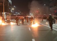 Θεσσαλονίκη: Επεισόδια στην πορεία για το Πολυτεχνείο – Έκαψαν σημαίες των ΗΠΑ και του Ισραήλ